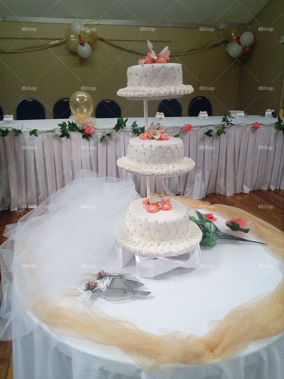 A wedding cake to remember, with a touch of elegance.