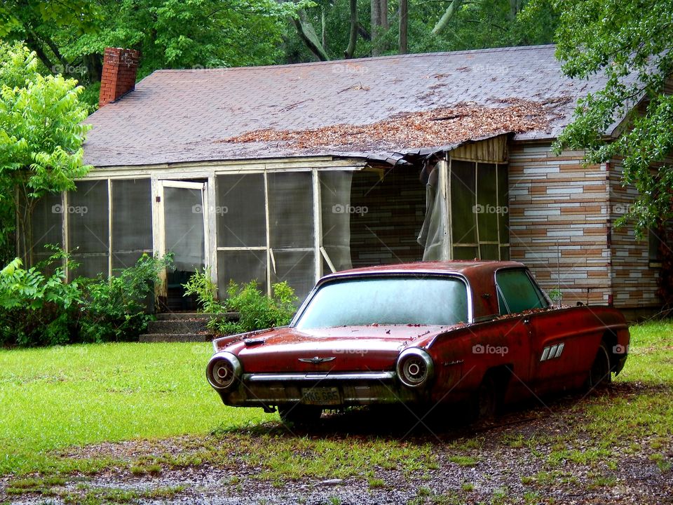 Old abandoned home and car in a small Georgia town