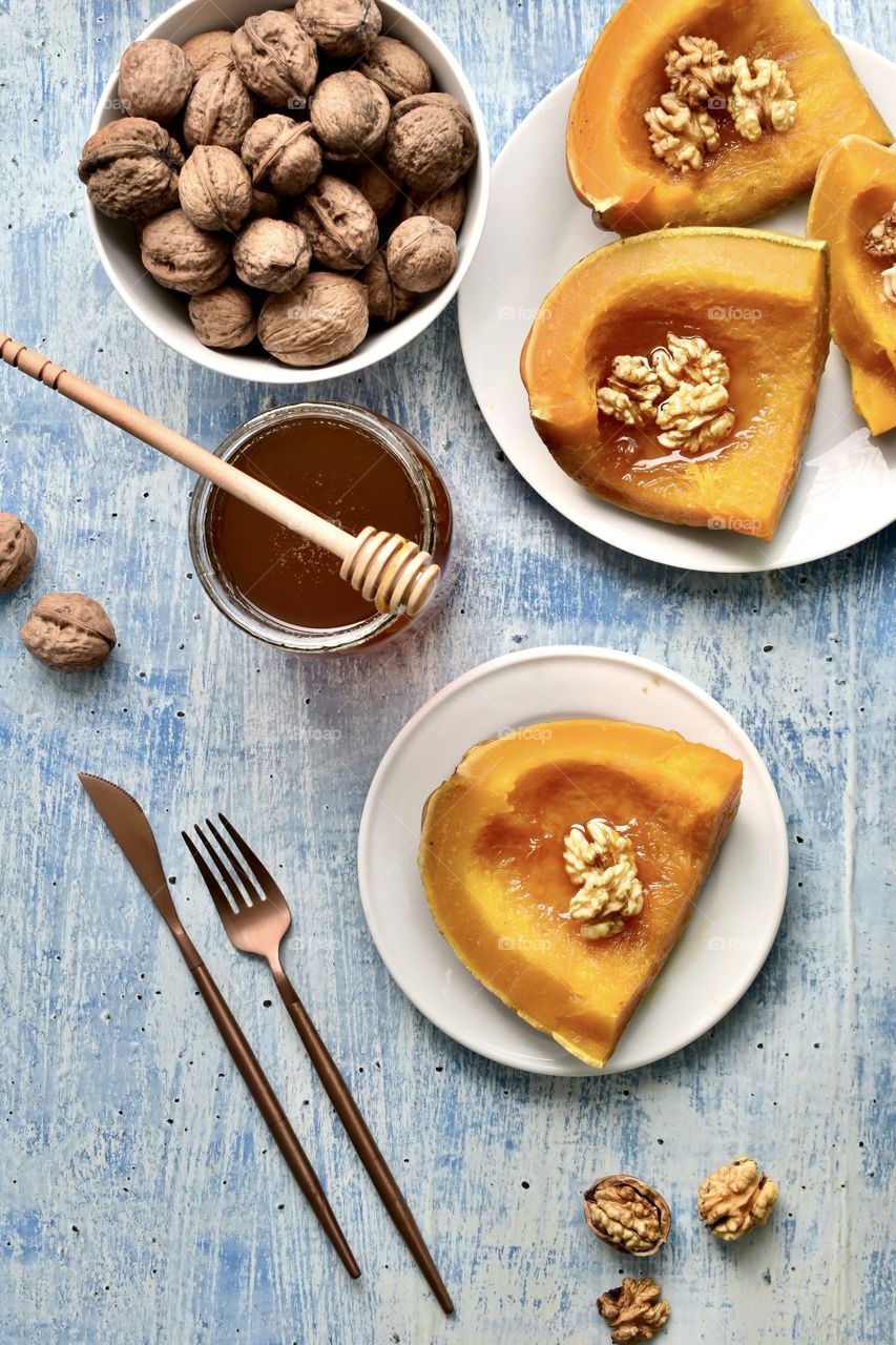 Cooked pumpkin with honey and walnuts 