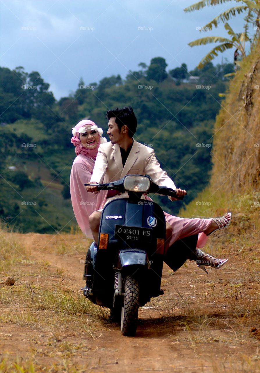 Photo of praweding tells of a couple getting married on a motorbike while vespa enjoyed the trip