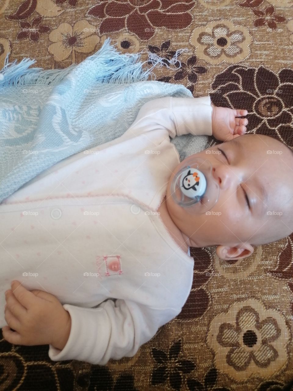 طفل ينام A child sleeps