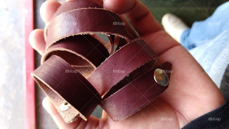 Correia de couro. Pulseira, bracelete.