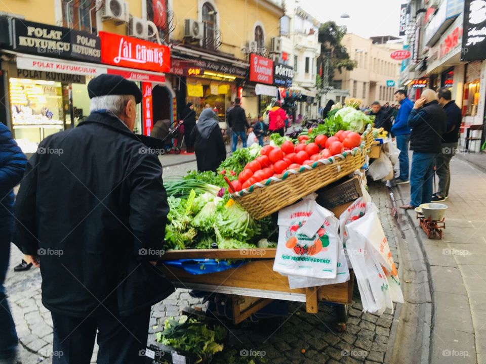 Уличные торговцы овощами, фруктами и зеленью