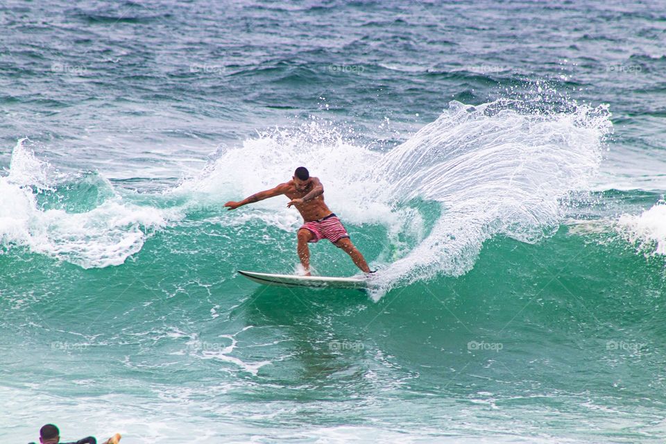 Surfista realizando manobra radical.