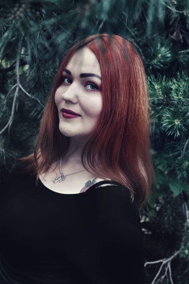 Рыжая девушка