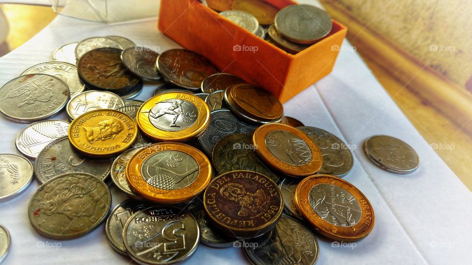 moedas antigas e novas com valores diferenciados