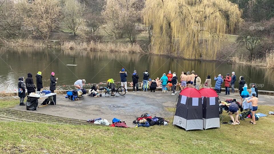 n sub-zero temperatures, Polish men and women, old and young, jumped into the water happily to the music. The shore ambulance is also on standby. 🐂