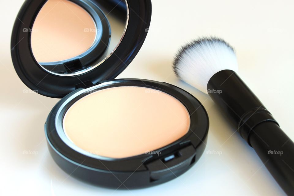 Face powder and makeup brush