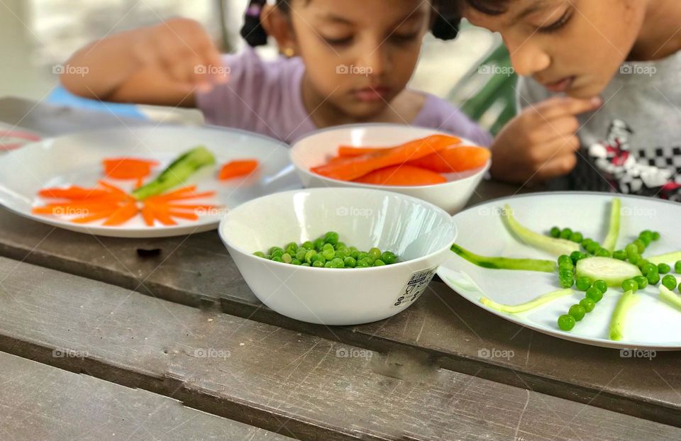 Kids are making dye vegetable crafts 