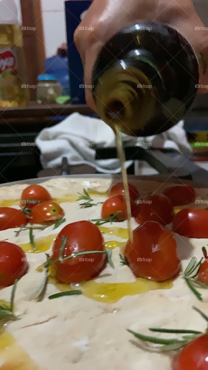 Putting oil in the pizza 