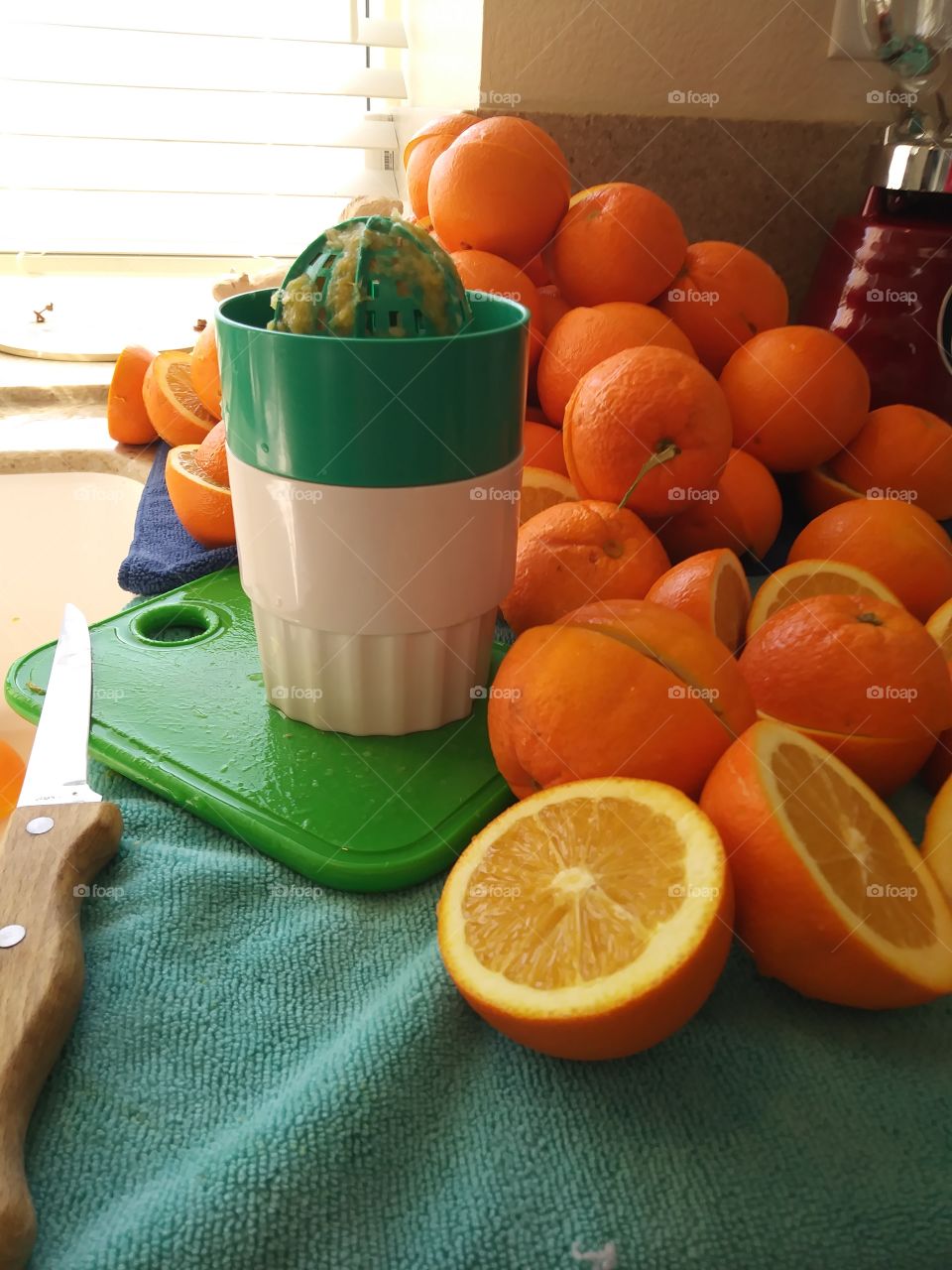 Juicing Fresh Ripe Oranges