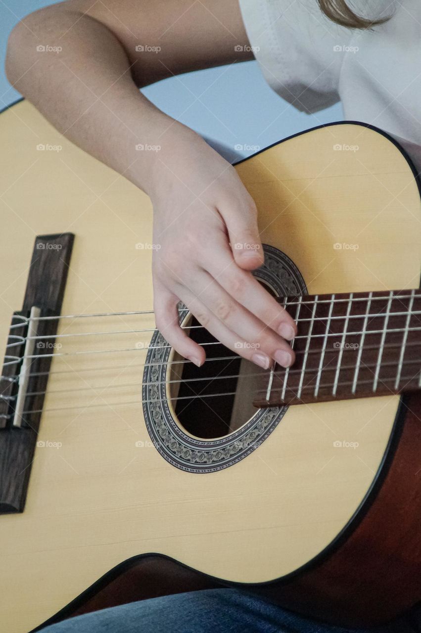 Girl playning on gitar