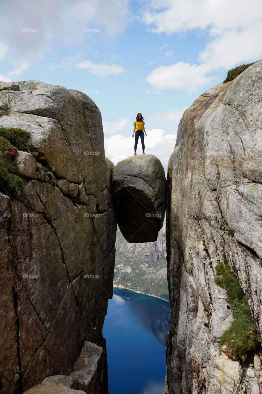 Rock stuck between cliffs