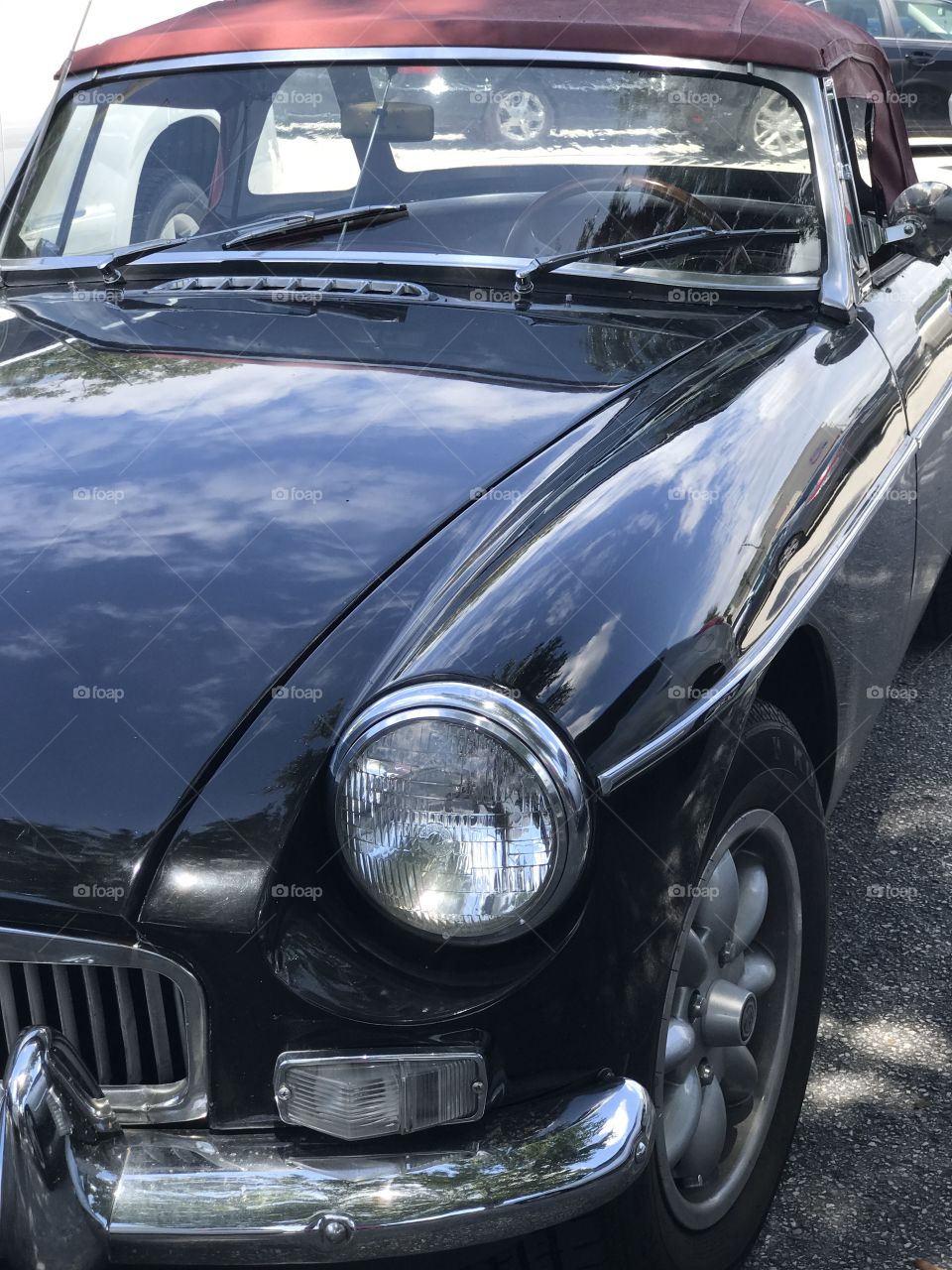 .odnalrO ni detacol tneduts FCU nA  .asleS yb kcilC Follow me @Selsa.Notes, Selsa.Clicks, or Selsa.   This an antique which was manufactured between 1955 - 1962.  This is a black convertible MG with red leather interior.   