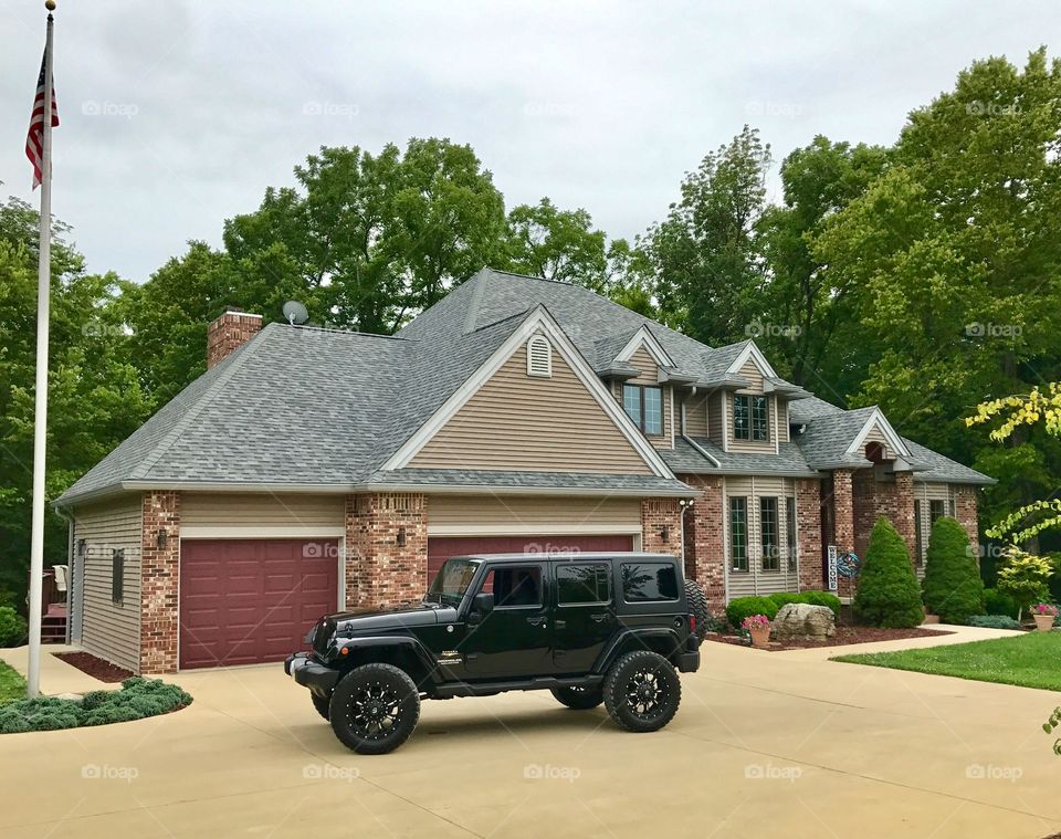 Great view of the old house and jeep