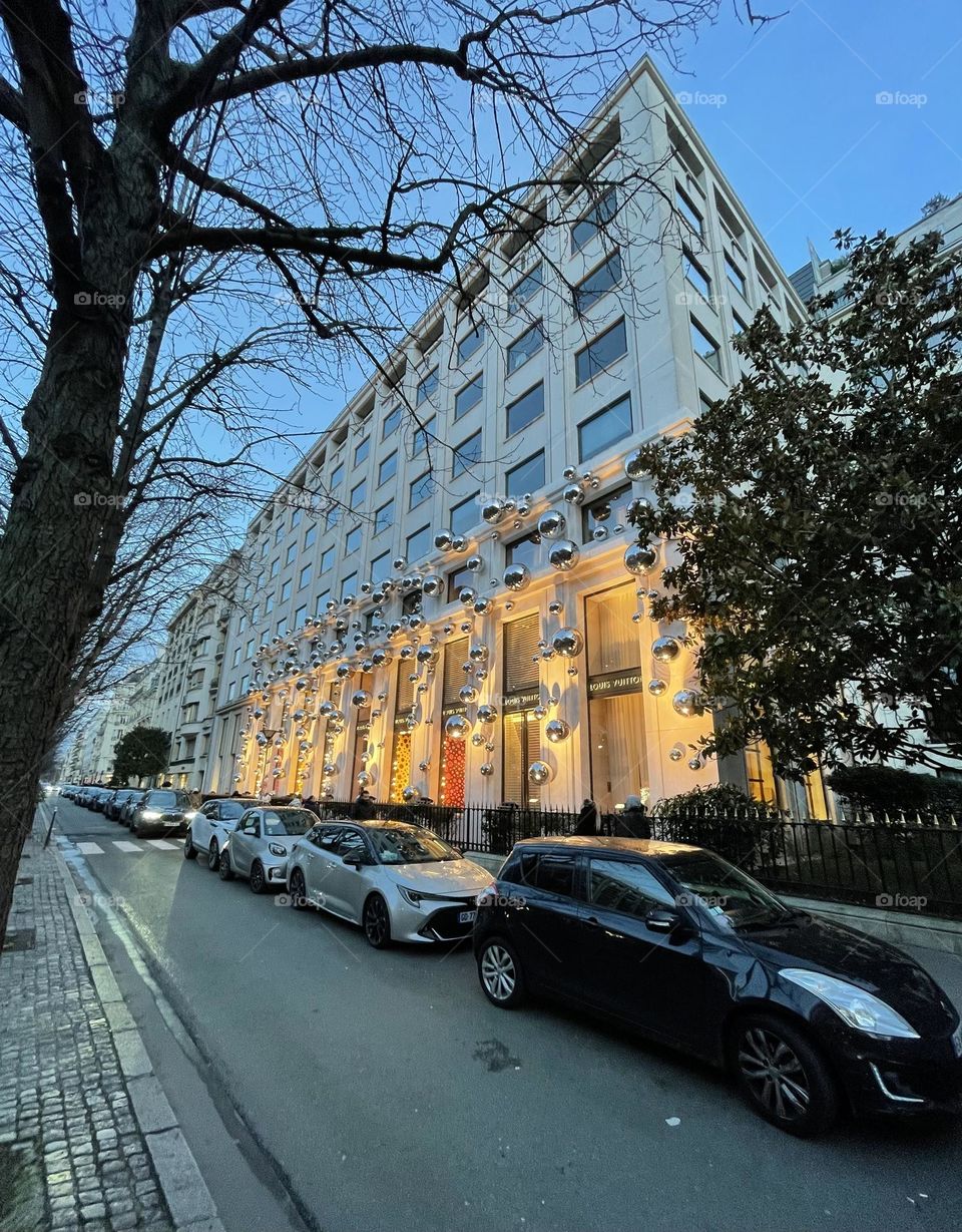 A beautiful decor on a well known fashion brand’s outlet in Paris where cars are park in front of building 