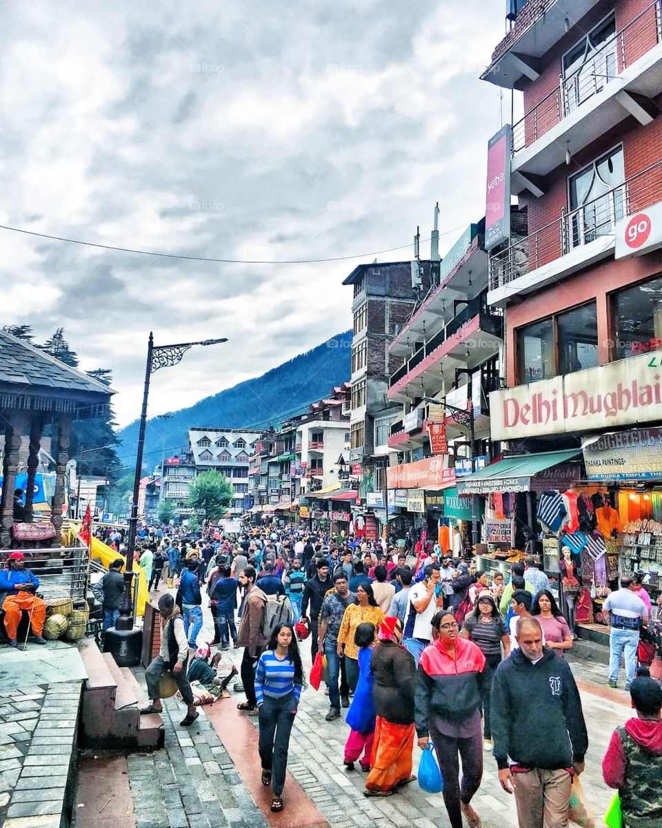 Manali, a marvelous hill station in the snow-peaked mountains of Himachal Pradesh attracts tourists from far and wide not only for its spell-binding beauty but also for one of the famous shopping destination – Mall Road.