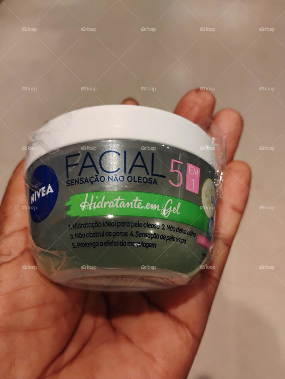 Pele oleosa com brilho e sensação pegajosa. NIVEA Gel Facial 5 em 1, hidrata, limpa e reduz a oleosidade da pele. Hidratar a pele oleosa é necessário para deixá-la com uma aparência mais bonita. NIVEA, trata sua pele com carinho!