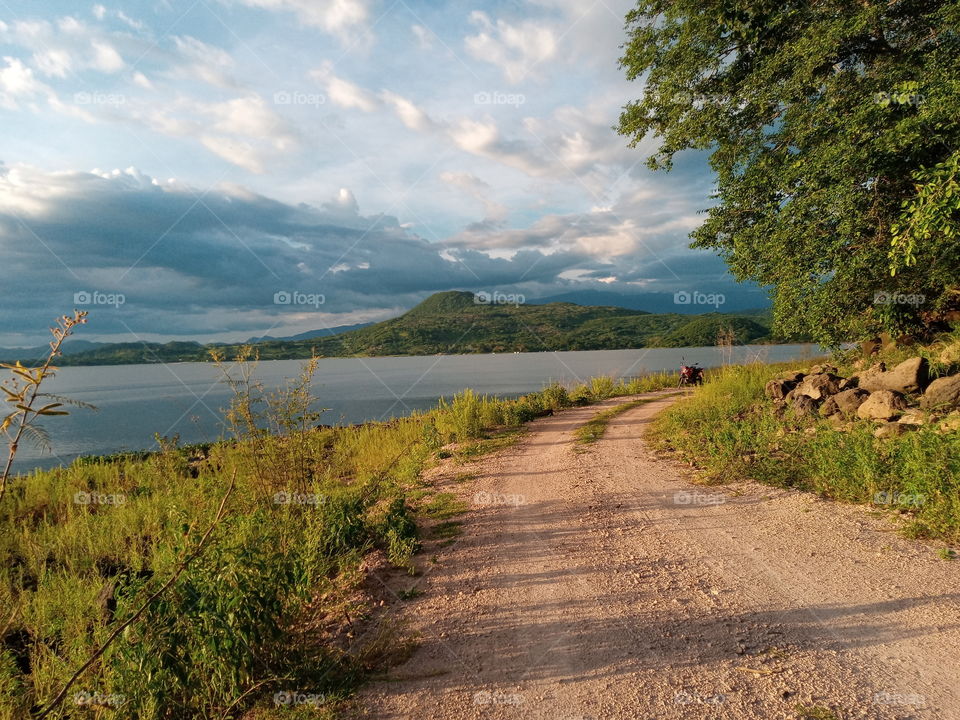 Caminata por el lago