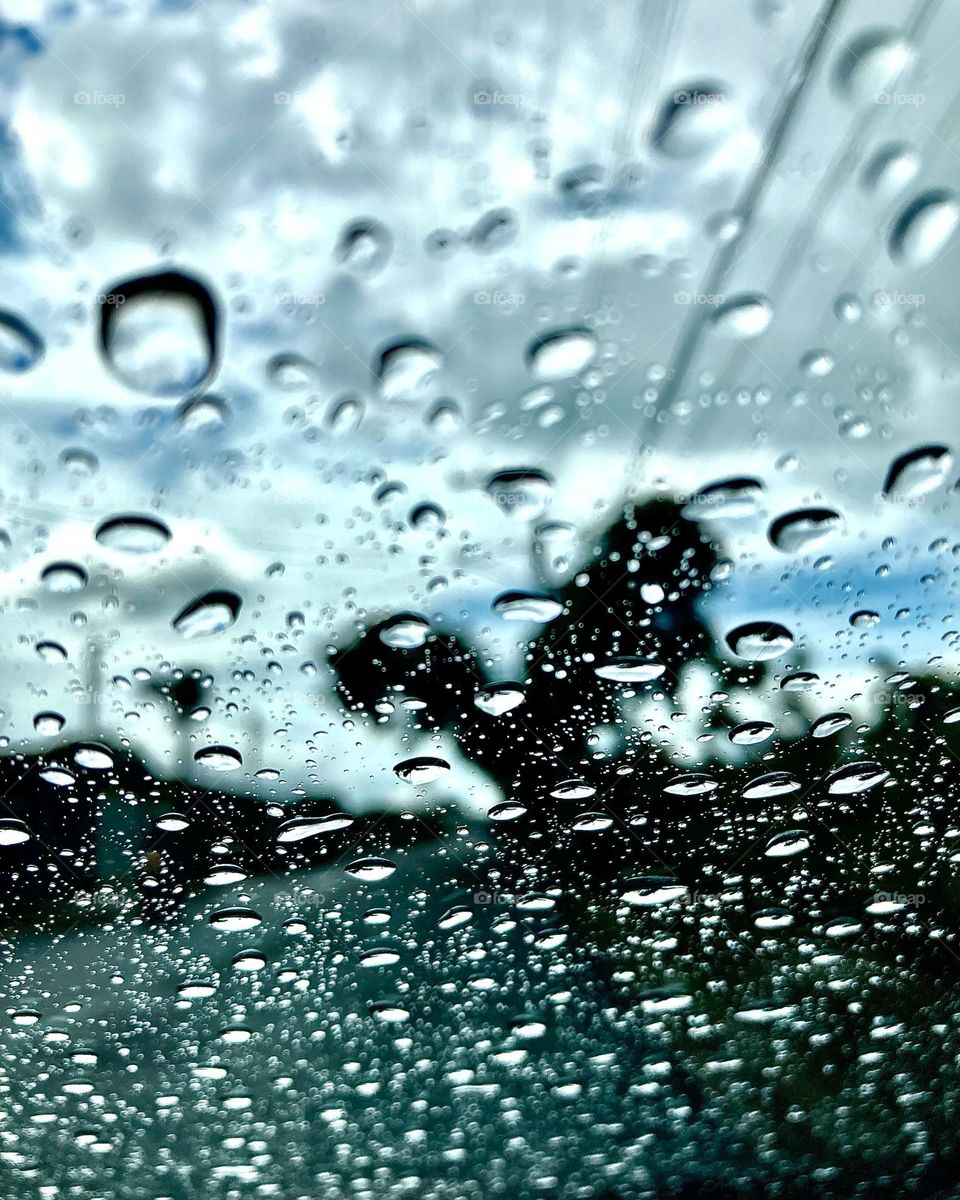 E a chuva chegou! Olhe aí quanta água está caindo do céu… que venha mansa.