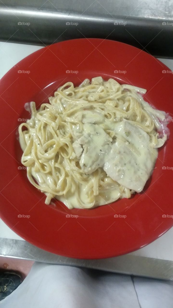 chicken alfredo with fettuccine noodles