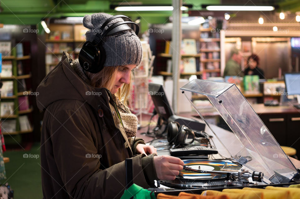 We were having such a good time listening some vinyls and enjoying this cozy christmas atmosphere.