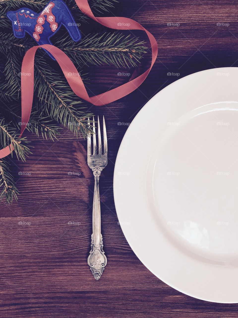 Empty white plate, holiday decorations 