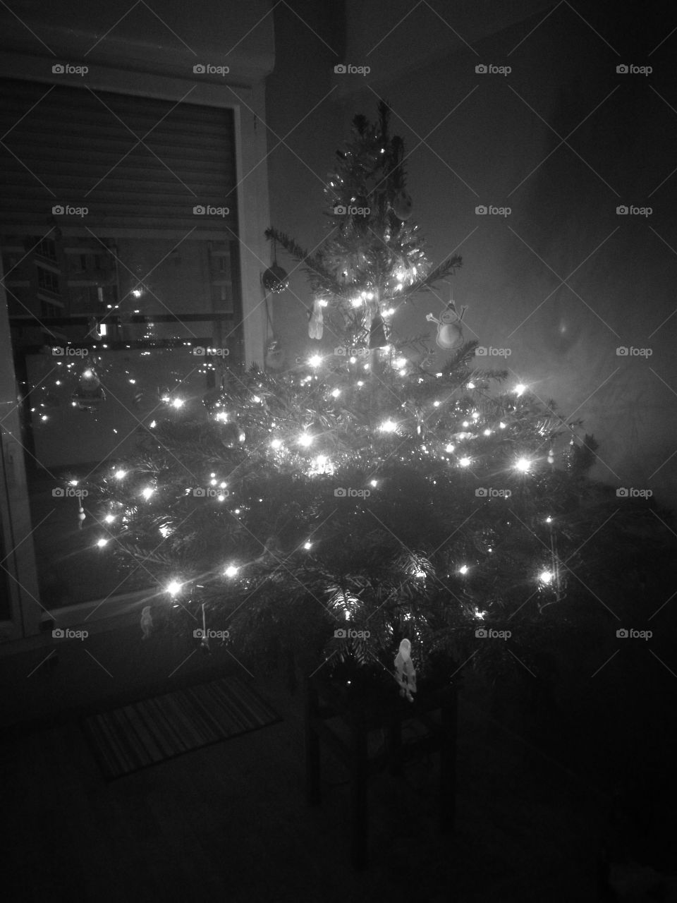 Christmas in black and white. Sapin de Noël avec des boules illuminées.