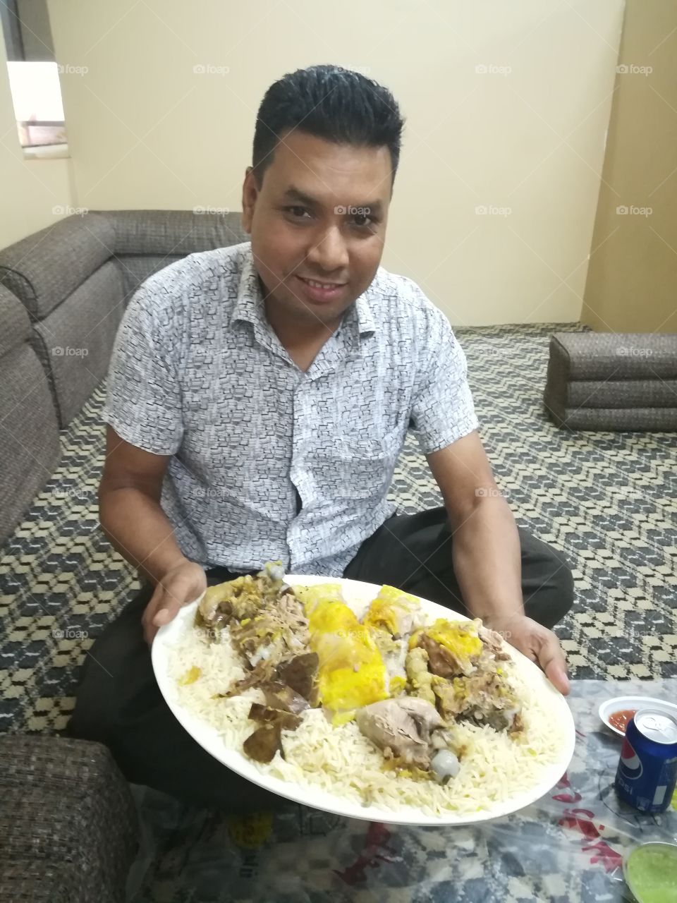 Serving Laham Mandi traditional Saudi food