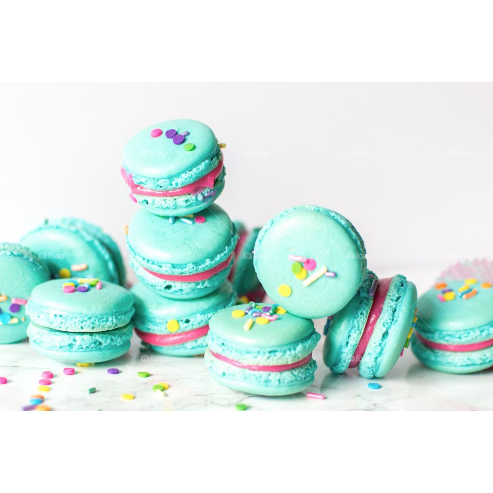 Funfetti birthday cake macarons with sprinkles