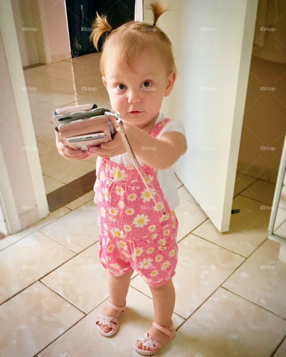 Parece que uma menininha achou o telefone celular do Papai... olha só que fofura de nenê!