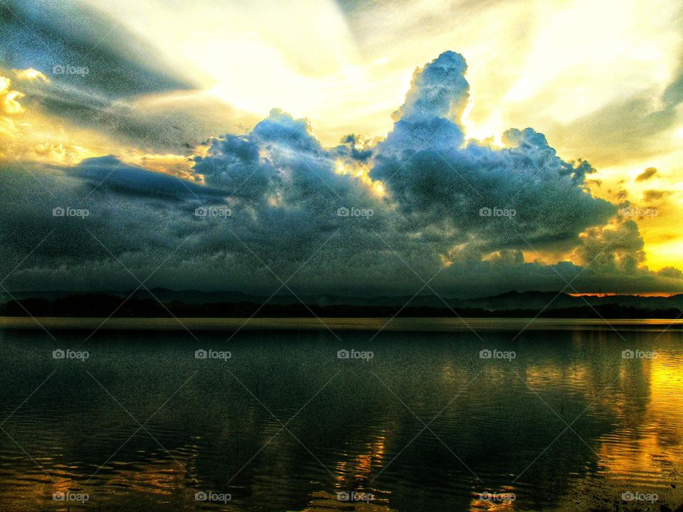 The light of the sun when it is about to set on the edge of the lake