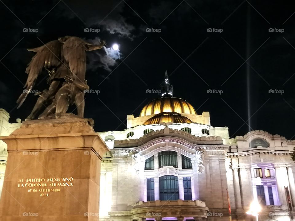 El ángel, la Luna y el Palacio de Bellas Artes. MÉXICO.