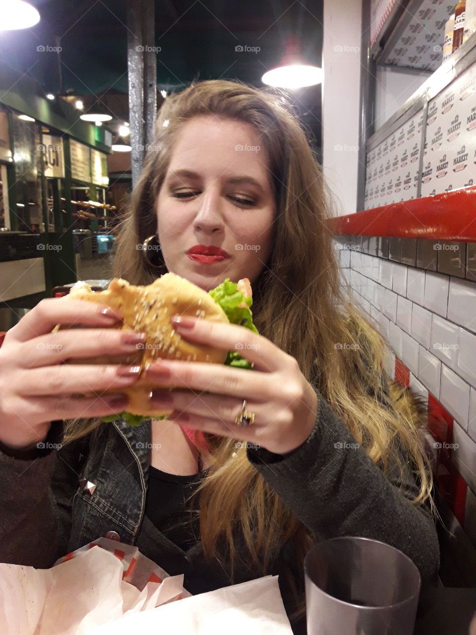 Adulta joven comiendo hamburguesa