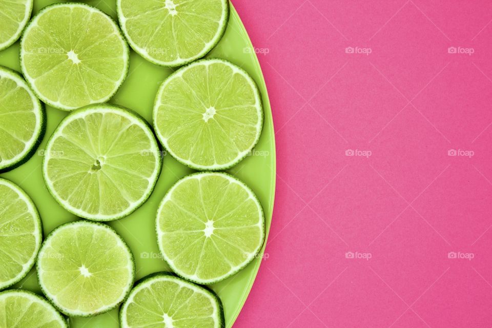 Fruits! - Lines on a green plate on a bright pink background flat lay