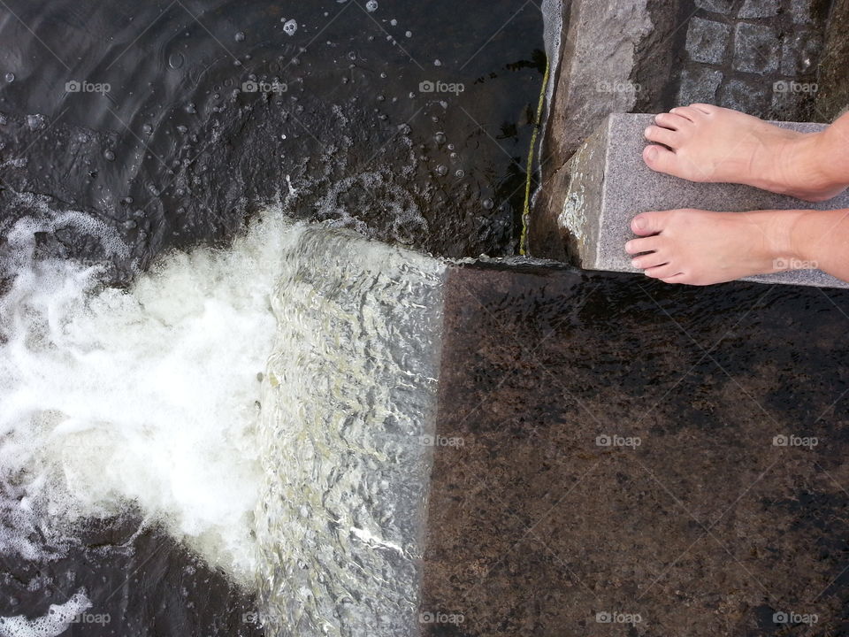 On Pokémon hunt with my son. I took the opportunity to take some photos Fope mission photos. Here I needed to cool down my feets.