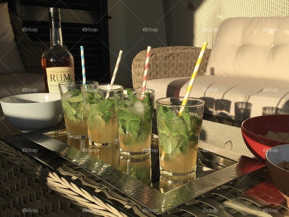 Happy and green hour : handmade mojitos with mint and cardboard straws