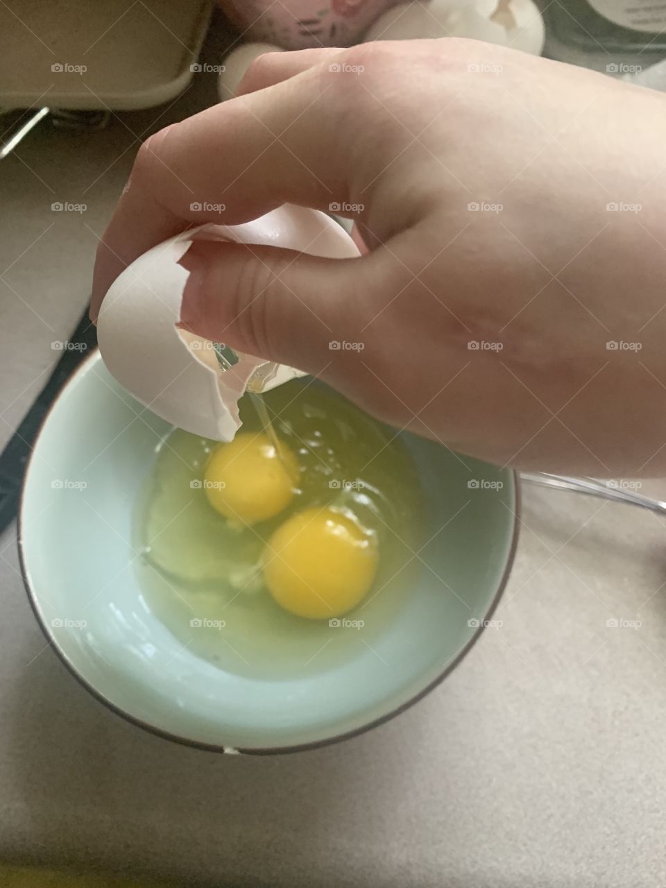 Egg cracking 