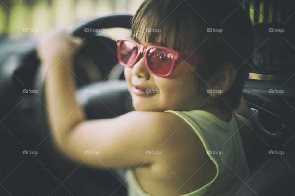 Kid driving. Thitiwin taking the wheels_freelensing