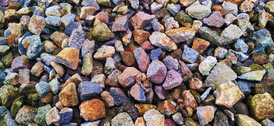 The scattered stones are neatly arranged by themselves