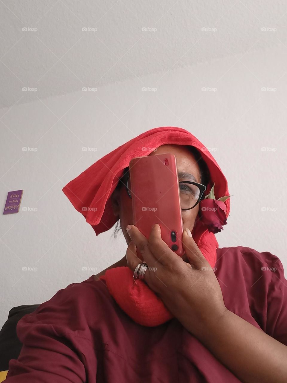 O vermelho bê a cor que traz em sua essência, a ação, a vitalidade e a felicidade. A cor pode ser usada  para aquecer e energizar ambientes e ajuda as pessoas as pessoas a se sentirem melhores consigo mesmas.