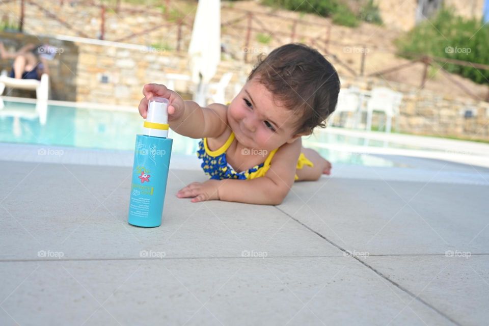 little girl grabbing Bionike sunscreen