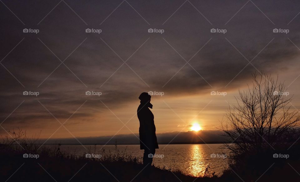 Late sunrise.
Took this picture a couple of days ago when I went for a walk with my wife. She was looking at that Sun when I was staying behind her with my point n shoot. Mias River.