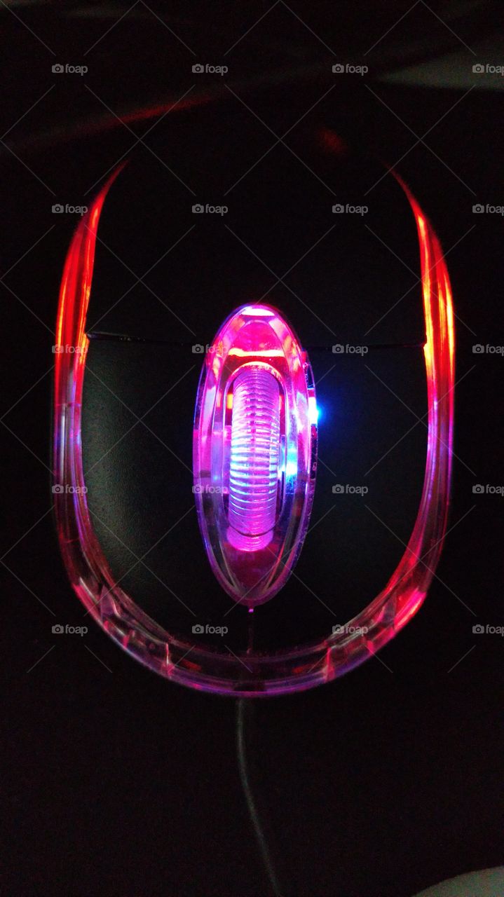 Meu mouse luminoso sobre minha mesa do computador.