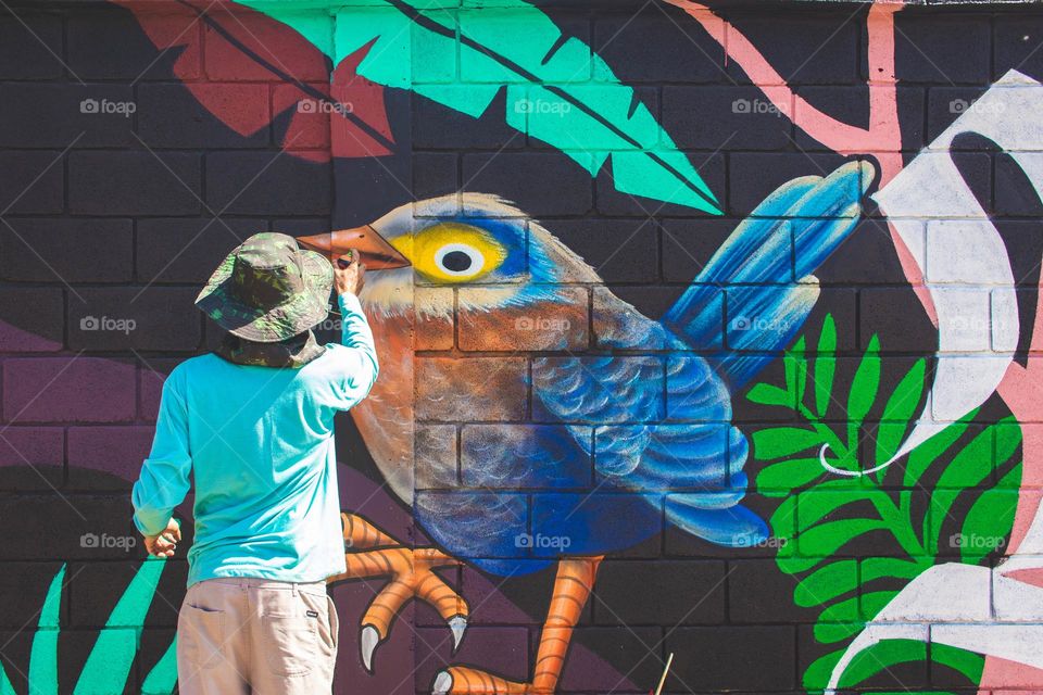 artista desenhando no centro da cidade.