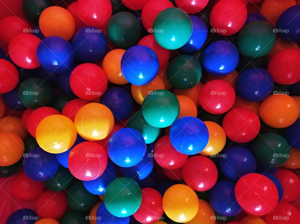 Много разноцветных шариков