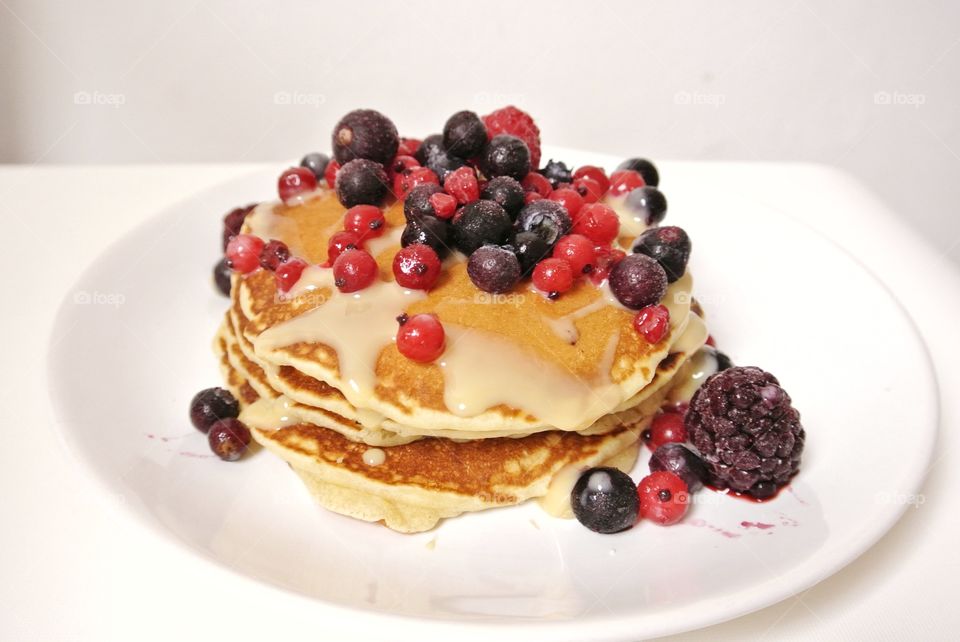 pancakes with berries