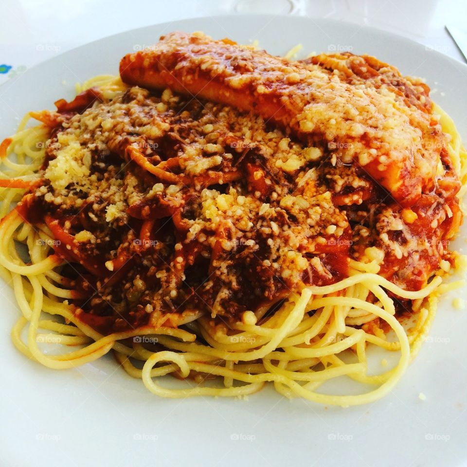 🇺🇸 Remembering a good lunch: look what a delicious bolognese pasta we eat one Sunday! 🇧🇷 Relembrando um bom almoço: olhe só que macarronada à bolonhesa deliciosa que comemos um certo domingo!