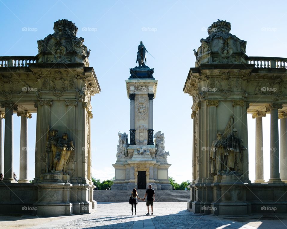 Couple standing in buen retiro park