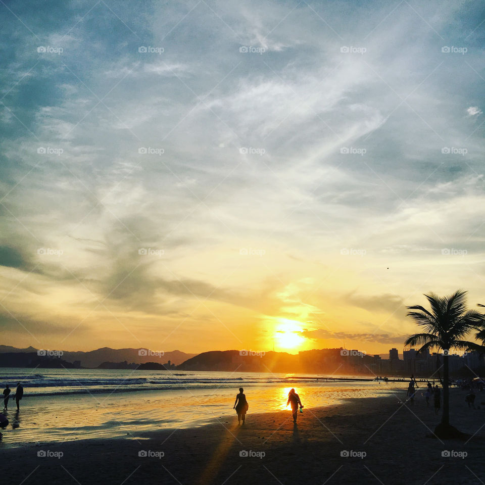 A wonderful image of dawn at Aparecida Beach, in Santos (Brazil).  Did you like the sun? / Uma maravilhosa imagem do amanhecer na Praia de Aparecida, em Santos (Brasil). Gostaram do sol?